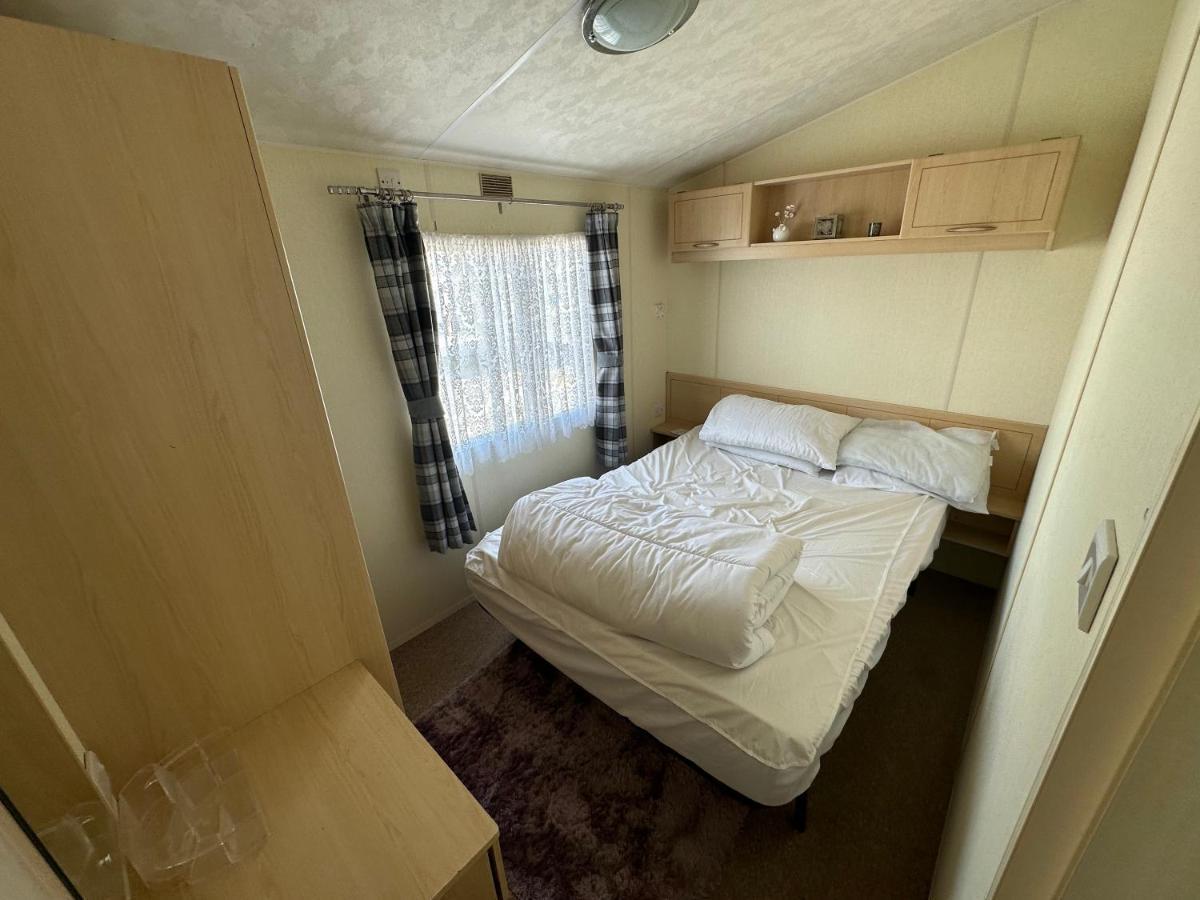 Caravan To Hire Lyon'S Robin Hood Rhyl Exterior foto