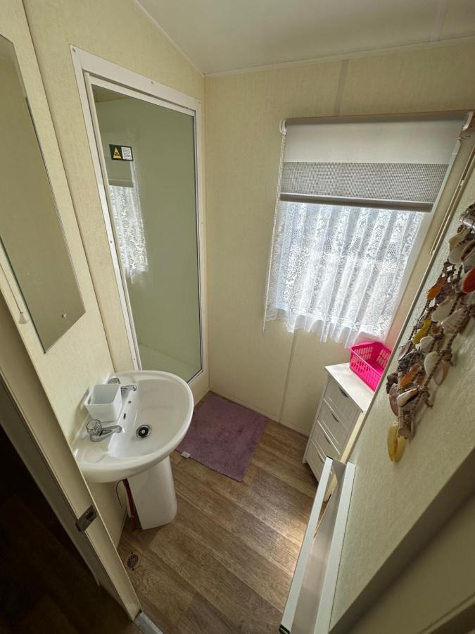 Caravan To Hire Lyon'S Robin Hood Rhyl Exterior foto